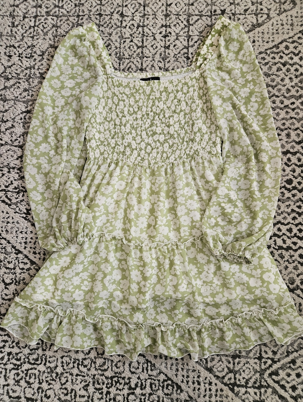 Lulus Light Green And White Floral Print Dredd Size Medium